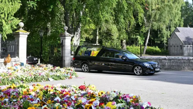 Le cortège funéraire de la Reine quitte le château de Balmoral.