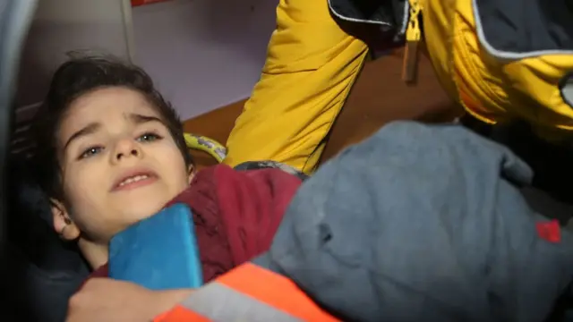 तुर्की में 73 घंटों बाद एक परिवार के तीन लोगों को बचाया गया, ये पांच साल की मीर बर्जान है जिसे राहतकर्मी अस्पताल पहुंचा रहे हैं