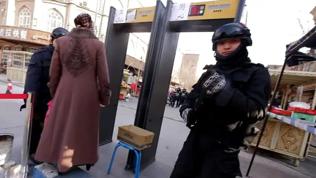Trung Quốc bị cáo buộc giam giữ rất nhiều người Uighurs (Duy Ngô Nhĩ)