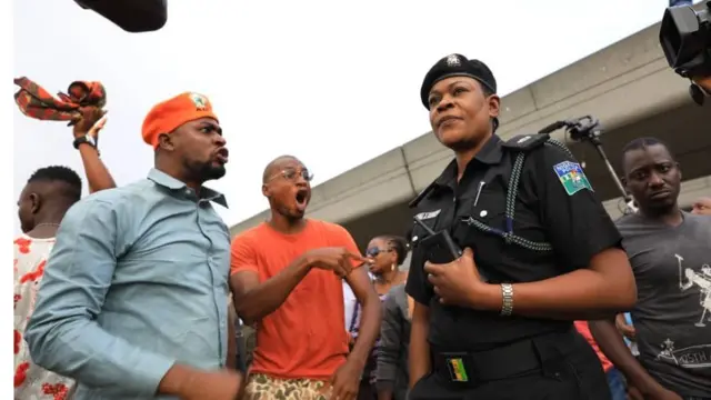 Awọn olufẹhonuhan ati ọlọpaa