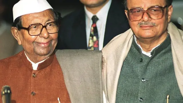 સીતારામ કેસરી ટોપીમાં