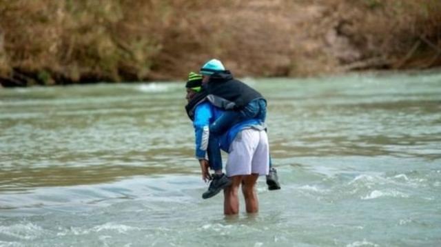 Famílias de migrantes com crianças cruzam todos os dias o Rio Grande na tentativa de chegar aos Estados Unidos
