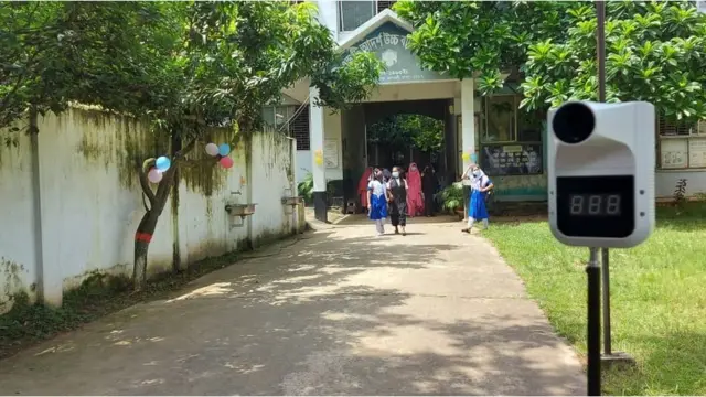 কোন কোন স্কুলে প্রবেশমুখে তাপমাত্রা পরিমাপের যন্ত্র বসানো হয়েছে।