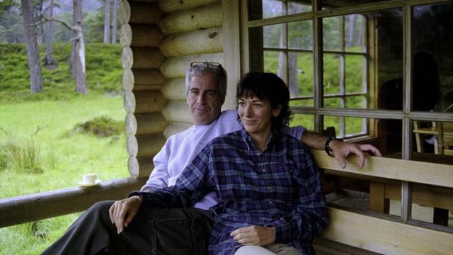 Jeffrey Epstein e Ghislaine Maxwell abraçados e sentados em varanda
