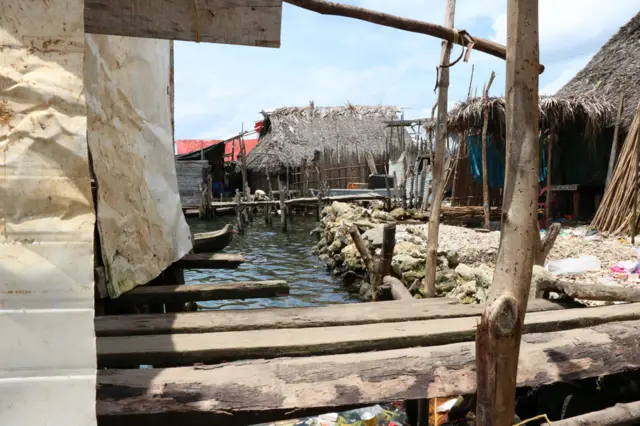 Costa de una de las islas de Guna Yala, con restos de coral.