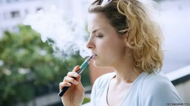ઈ સિગરેટ પીતી એક મહિલા