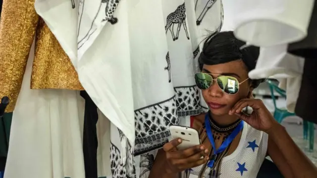 Mwanamke akitizama kwenye simu yake