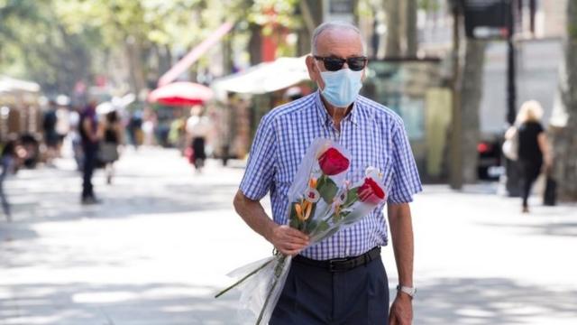 Hombre con mascarilla en Barcelona