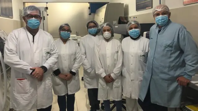 El especialista en control y prevención de enfermedades Mirko Zimic (izquierda), junto al equipo del laboratorio y el líder del proyecto, Manolo Fernández.