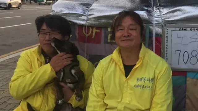 농성 중인 한종선 씨와 최승우 씨(사진 왼쪽부터)