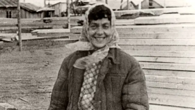 В ссылке Лариса Богораз работала такелажницей на большом деревообрабатывающем комбинате