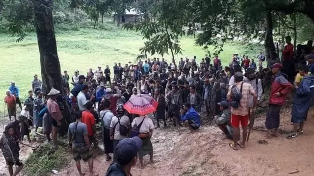 ပြန်ပေးဆွဲခံရ သူကို လိုက်ရှာနေတဲ့ရွာသားများ