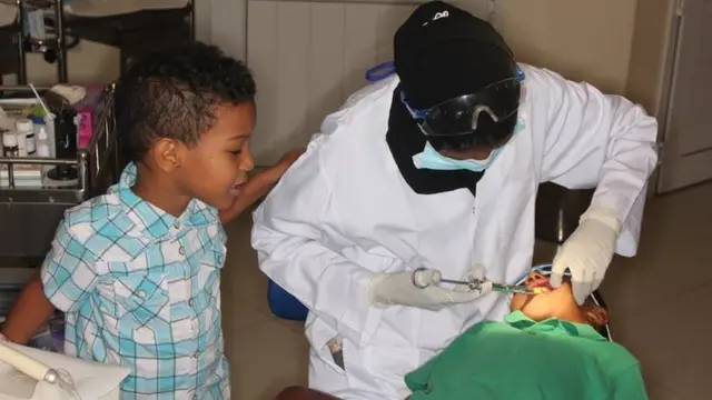 Niños siendo atendidos en la clínica dental de Fadil Elamin