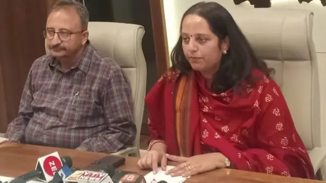 રાજકોટના પત્રકાર રેમ્યા મોહન (જમણે) એ ભ્રષ્ટાચારની વાત નકારી