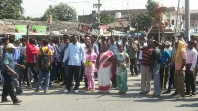 ज़मीन लेने के ख़िलाफ़ विरोध करते आदिवासी