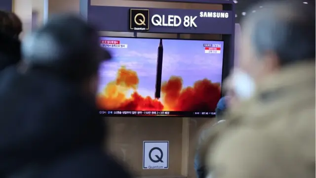 북한이 단거리 탄도미사일 2발을 발사하며 네 번째 무력시위를 벌인 지난 17일 서울역에서 시민들이 관련 뉴스를 시청하고 있다