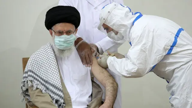 آقای خامنه‌ای خود شخصا هر دو دوز واکسن کرونا را در برابر دوربین‌های خبرنگاران تزریق کرده است