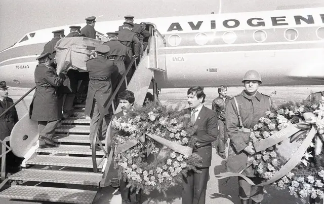 Unošenje kovčega sa posmrtnim ostacima Galipa Balkara u avionu za Ankaru