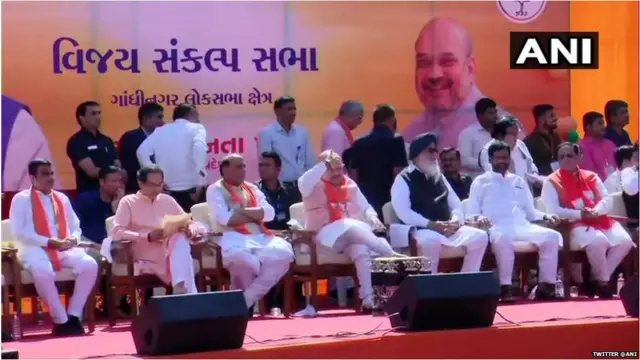 अमित शाहांच्या रोडशोमध्ये नेते