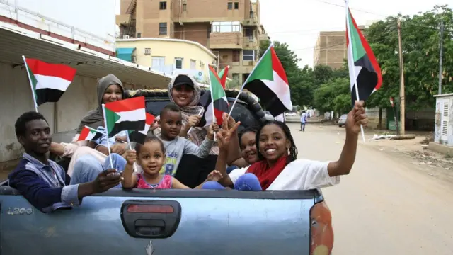 سوادنيون يحتفلون بتوقيع الوثيقة الدستورية