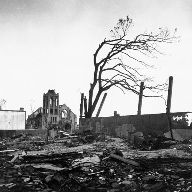 Destrucción en Hiroshima tras la bomba atómica. Entre las ruinas se ve la silueta de un árbol.
