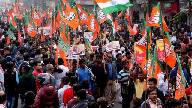 পশ্চিমবঙ্গে বিধানসভা নির্বাচনকে ঘিরে রাজনীতির মাঠ গরম হয়ে উঠছে।