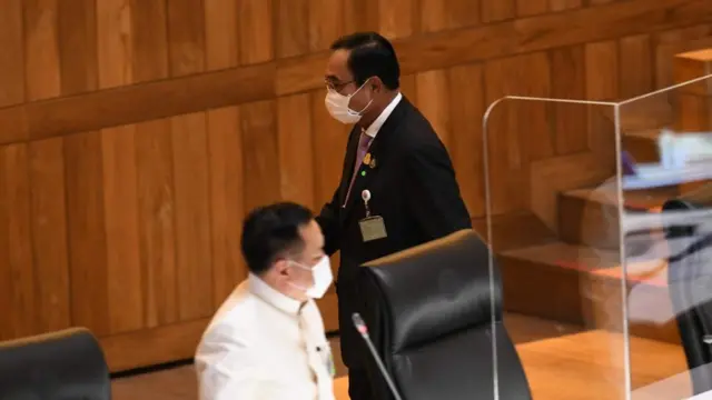 พล.อ. ประยุทธ์ จันทรโอชา เดินออกจากห้องประชุมในจังหวะเดียวกับที่นายอนุทิน ชาญวีรกูล ลุกขึ้นชี้แจงกลางสภาเมื่อ 1 มิ.ย.