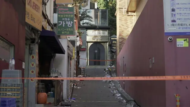 Estrecho callejón en Itaewon