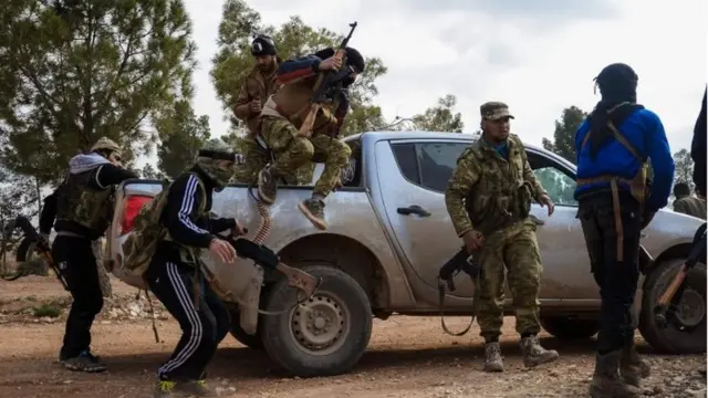 شورشیان مخالف دولت سوریه با حمایت ارتش ترکیه در عملیات پس گرفتن شهر الباب