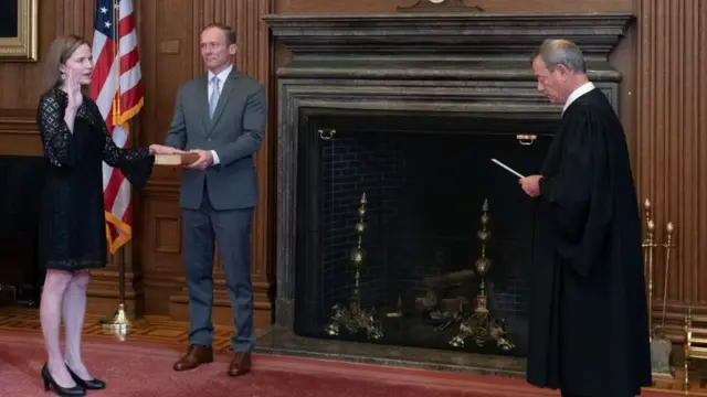 Juramentación de Amy Coney Barrett en la Corte Suprema de Justicia.