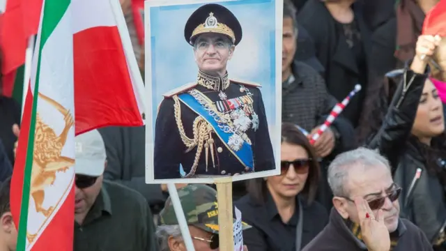 في الولايات المتحدة خرجت مظاهرات مناوئة للحكومة الإيرانية ورفعت صور الشاه