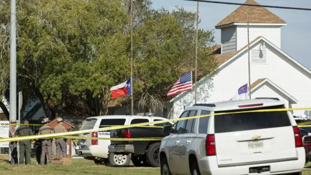 텍사스 주 서덜랜드 스프링스 제1침례교회에 경찰이 출동한 모습
