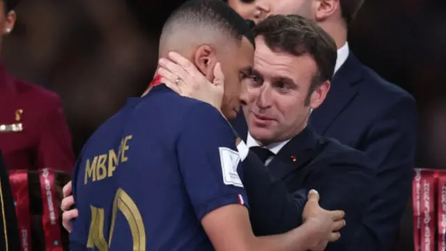 मैक्रों और एमबापे