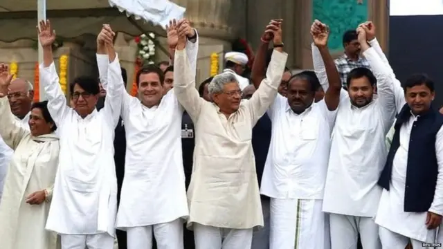 વિરોધ પક્ષોના નેતાઓ સાથે કોંગ્રેસ પ્રમુખ રાહુલ ગાંધી