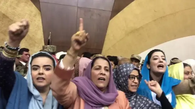 پارلمان کې د یکشنبې ورځې د لانجې یو انځور