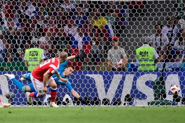 Російський голкіпер Ігор Акінфєєв пропустив м'яч у свої ворота