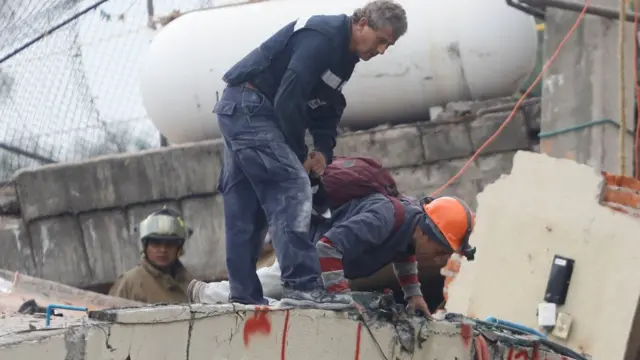 petugas di sekolah di kota Meksiko yang hancur.