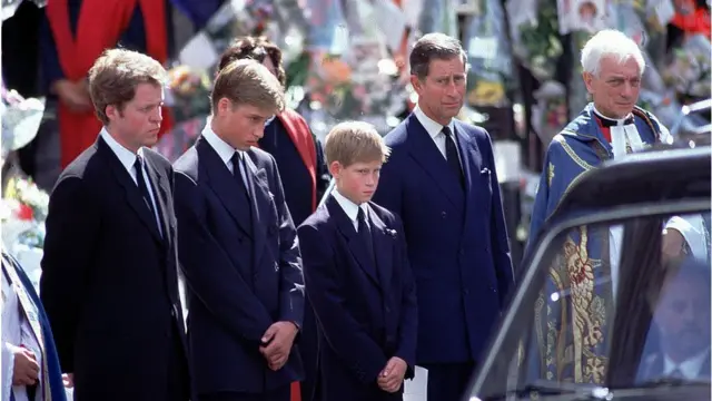 Carregadores de caixão transportam o caixão da princesa Diana para a abadia de Westminster, observados pelo rei Charles 3º, pelo conde Spencer, pelo príncipe William, pelo príncipe Harry e pelo príncipe Philip.