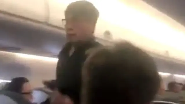 被拖走的男乘客返回机舱