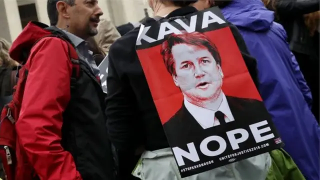 Manifestante com cartaz contra Kavanaugh