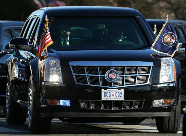 Uno de los autos oficiales de la presidencia de Estados Unidos con la placa que reclama "taxation without representation" (impuestos sin representación)