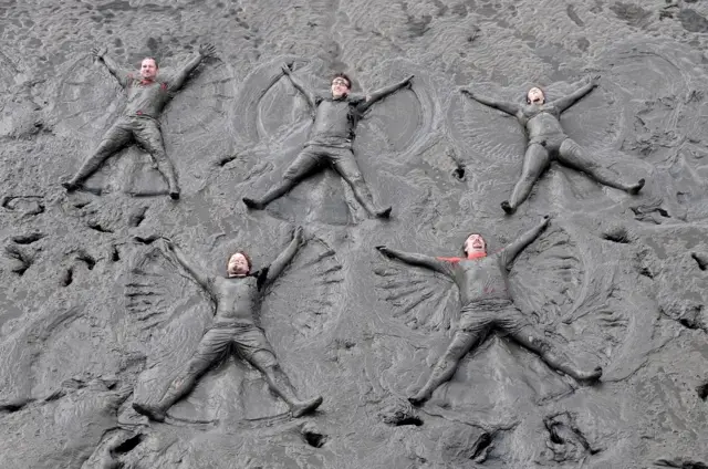 Takmičari Olimpijskih igara u blatu u nemačkom gradu Brunsbitelu