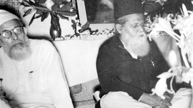 ২৩ ও ২৪ এপ্রিল ১৯৫৪: ঢাকা কার্জন হলে অনুষ্ঠিত সাহিত্য সম্মেলনের উদ্বোধন অধিবেশনে ড. মুহম্মদ শহীদুল্লাহ ও ড. কাজী মোতাহের হোসেন।