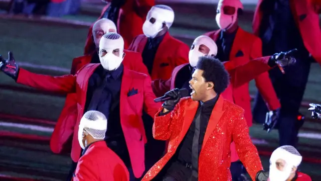 The Weeknd entouré de danseurs