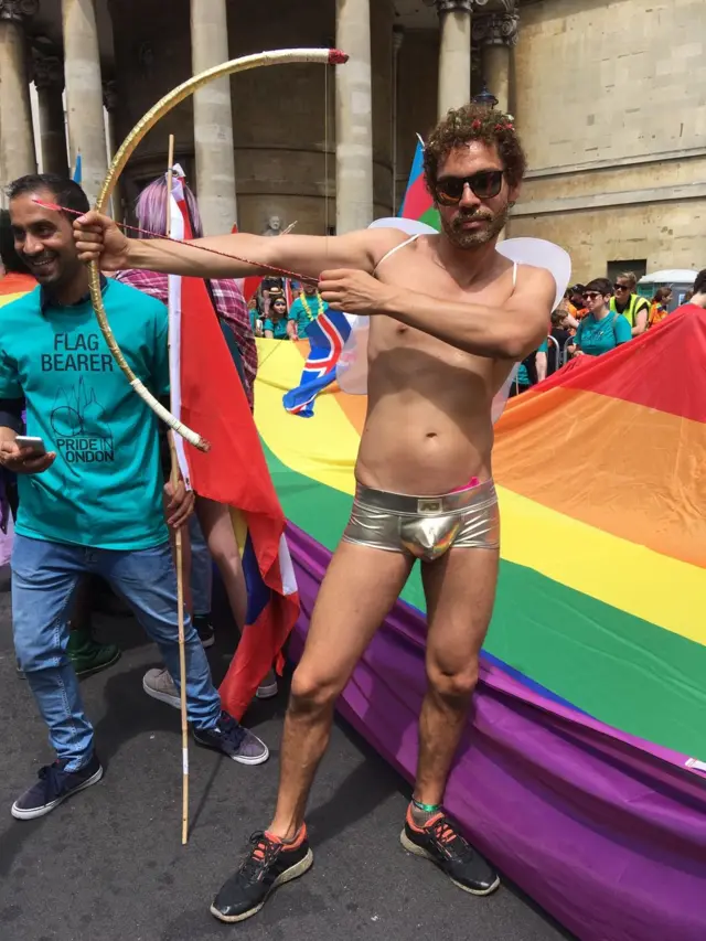 เมื่อเดือนพฤษภาคมที่ผ่านมา ศาลฎีกาของไต้หวันมีคำวินิจฉัยว่า กฎหมายปัจจุบันที่ห้ามการสมรสระหว่างคนเพศเดียวกันขัดต่อรัฐธรรมนูญ และนี่เป็นการเปิดทางให้ไต้หวันเป็นชาติแรกในเอเชียที่ให้การสมรสระหว่างคู่รักเพศเดียวกันเป็นสิ่งถูกกฎหมาย