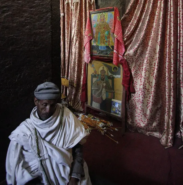 Unutar hramova sveštenici prikupljaju priloge i krstovima blagosiljaju vernike. Etiopija je prihvatila hrišćanstvo kao zvaničnu religiju još u vreme Aksumitskog carstva u 4. veku, dok su daljem širenju vere značajno doprineli sirijski misionari poznati kao „devet svetitelja“.