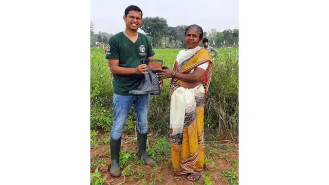 تحدث الغالبية العظمى من لدغات الثعابين في الهند عندما يطأ الناس بأرجلهم الثعابين دون أن يدروا