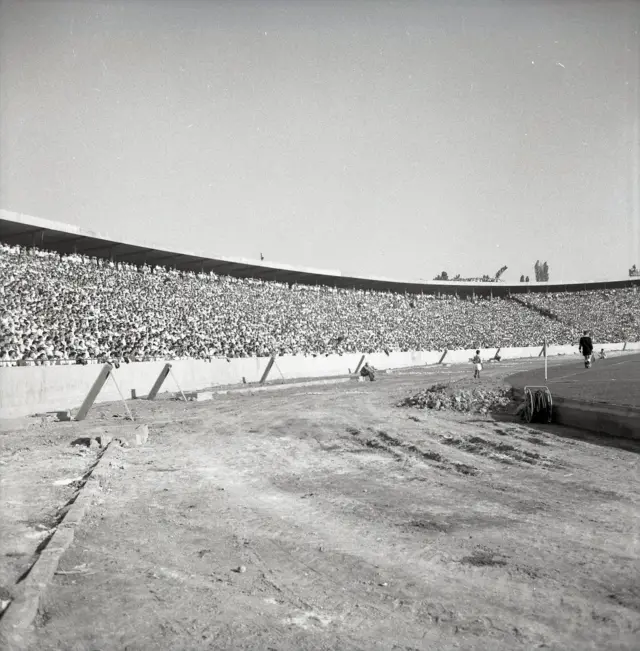 Radovi na atletskoj stazi, kao i na delu tribina još uvek su trajali, iako je Marakana zvanično otvorena