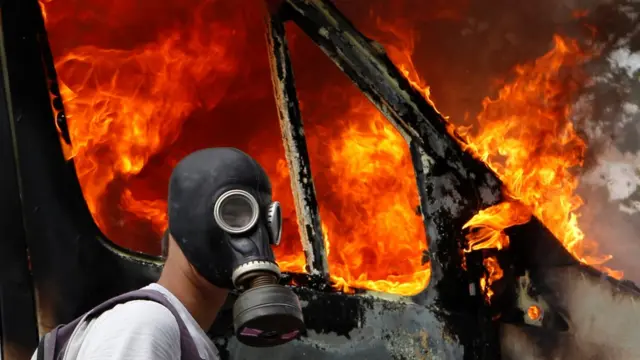 صورة لتظاهرات عنيفة ضد اجراءات التقشف في اليونان عام 2011.