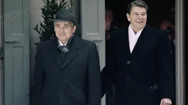 1985년 11월 미하일 고르바초프와 로널드 레이건